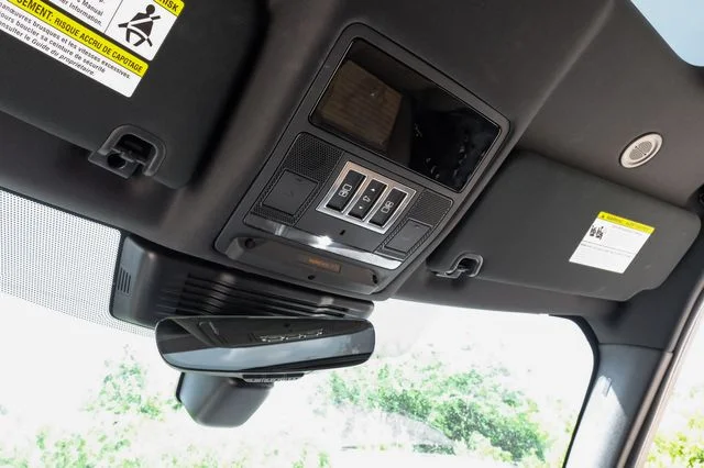 Used 2025 White Land Rover Dynamic SE image 37