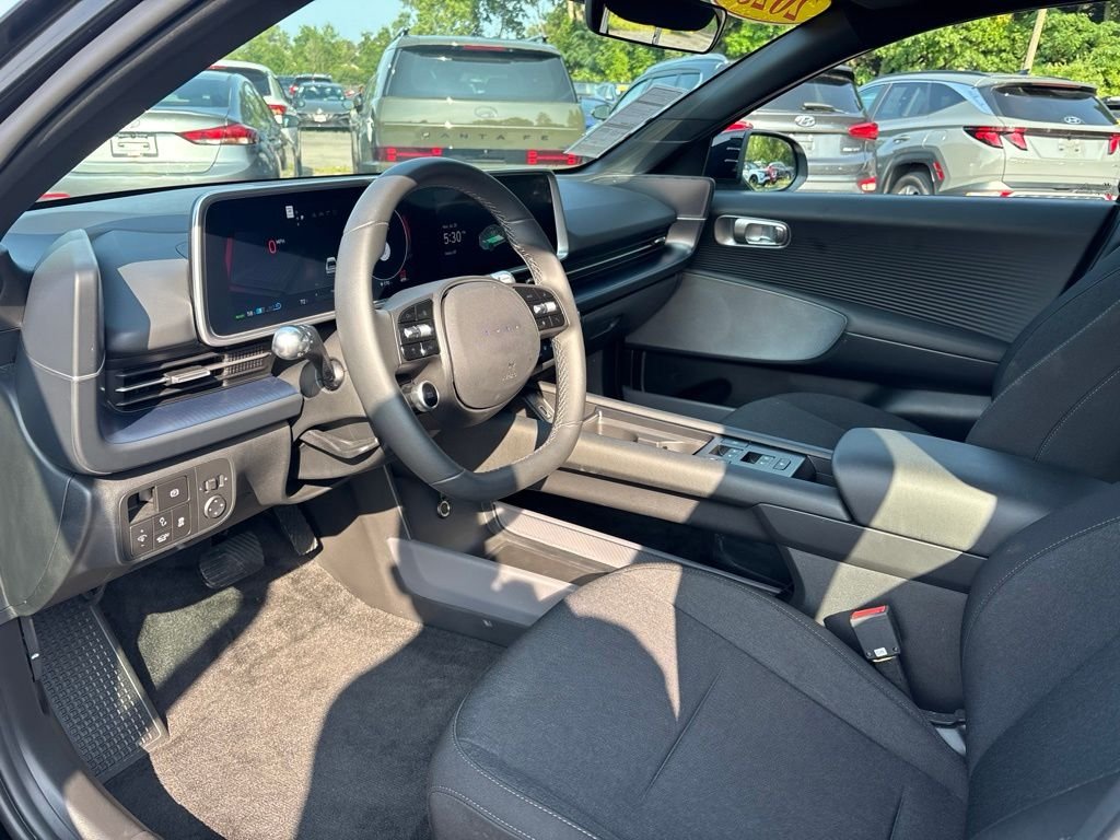 Used 2025 Black Hyundai SE image 10