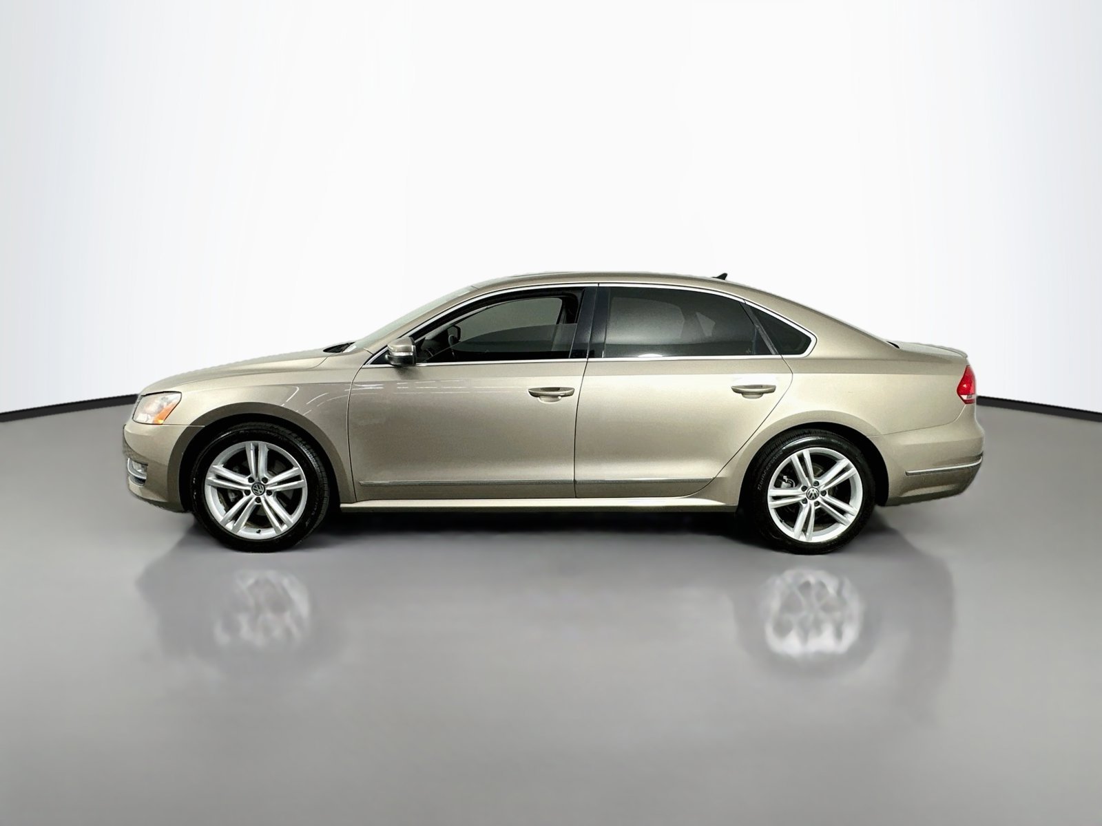 Used 2015 Titanium Volkswagen TDI SEL Premium image 4