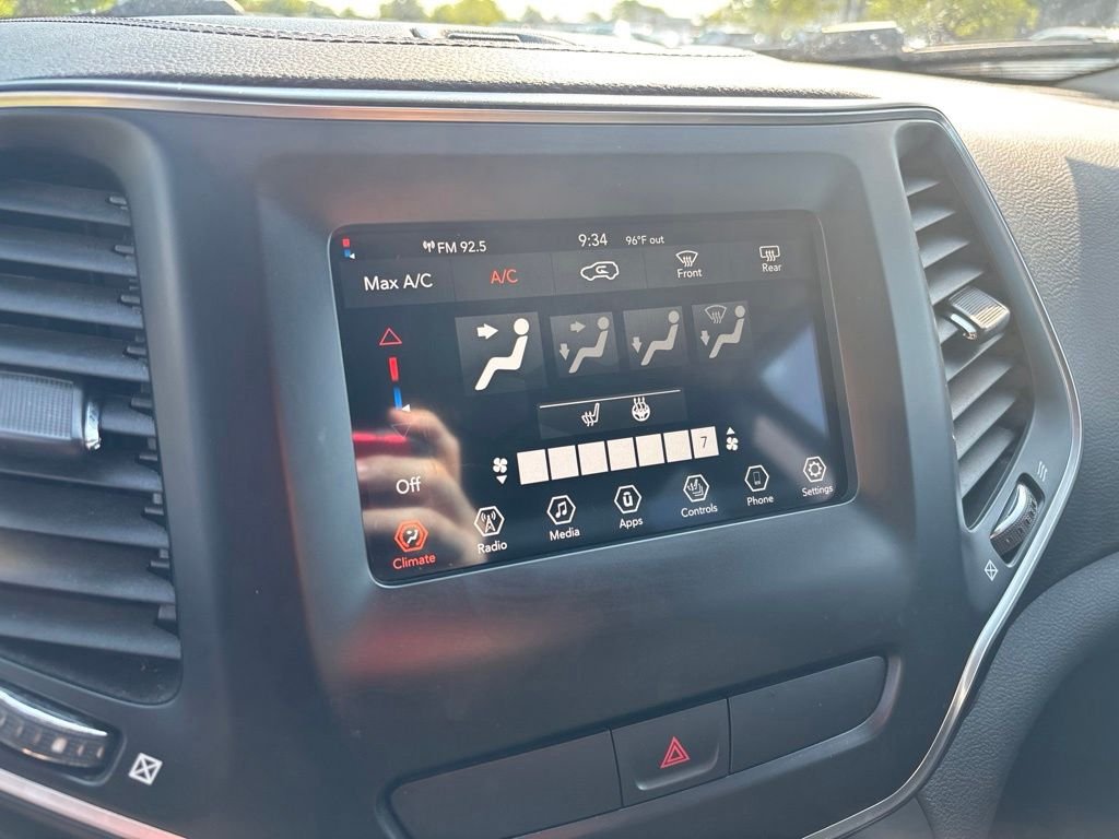 Used 2019 Silver Jeep Latitude Plus image 17