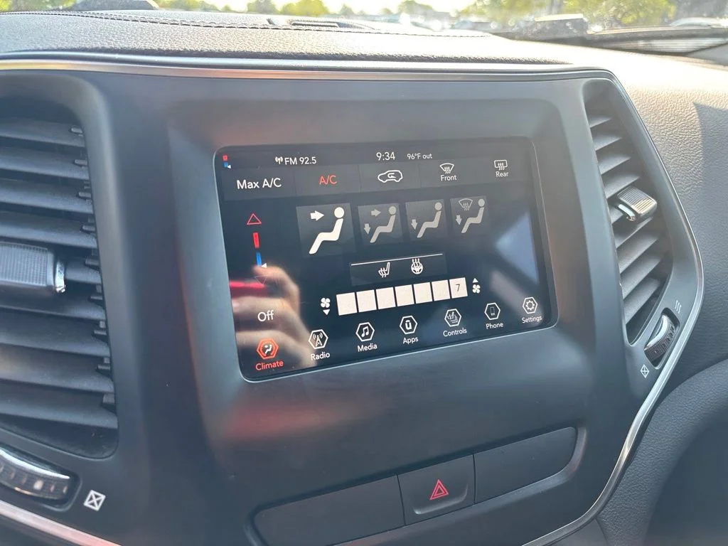 Used 2019 Silver Jeep Latitude Plus image 17