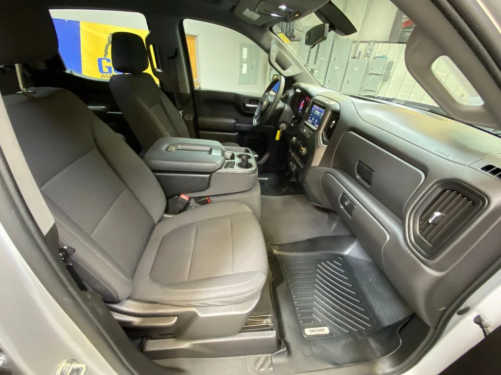 Used 2022 Silver Chevrolet Custom image 27