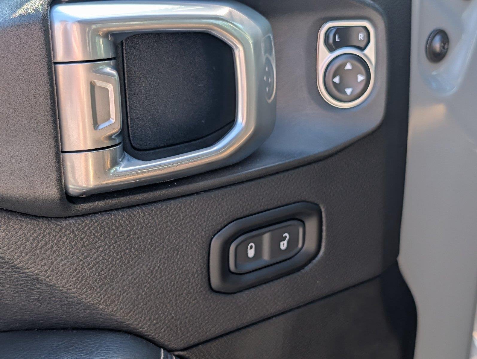 Used 2020 Sting-Gray Clearcoat Jeep Rubicon image 15