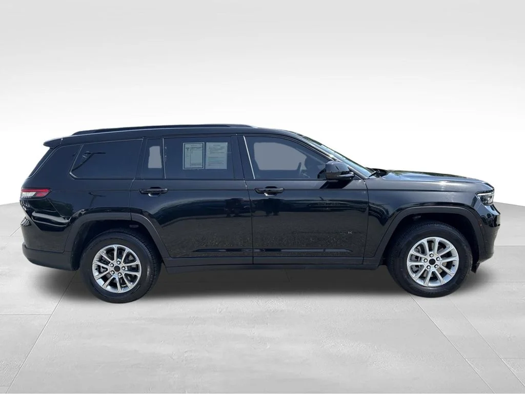 Used 2023 Black Jeep Altitude image 5