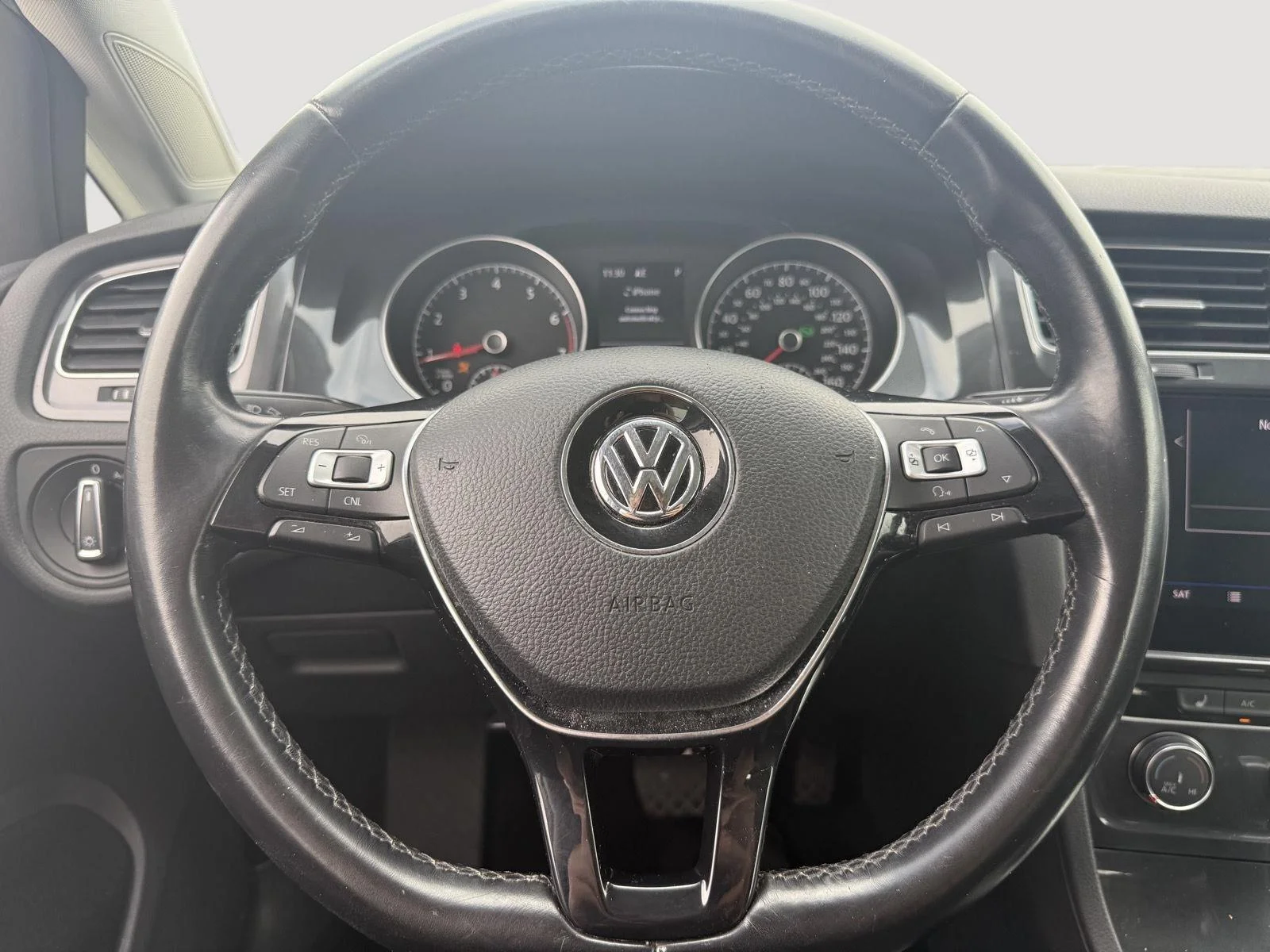 Used 2018 Pure White Volkswagen SE image 11