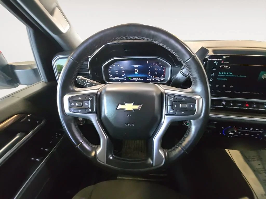 Used 2025 Summit White Chevrolet LT image 16