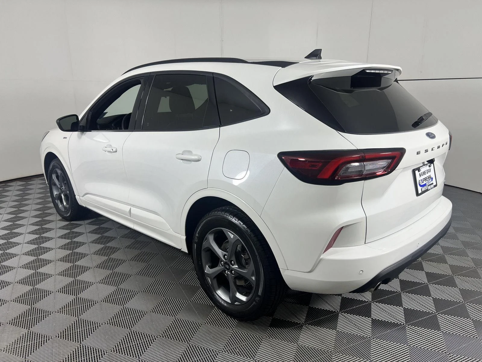 Used 2023 Star White Metallic Tri-Coat Ford ST-Line image 8