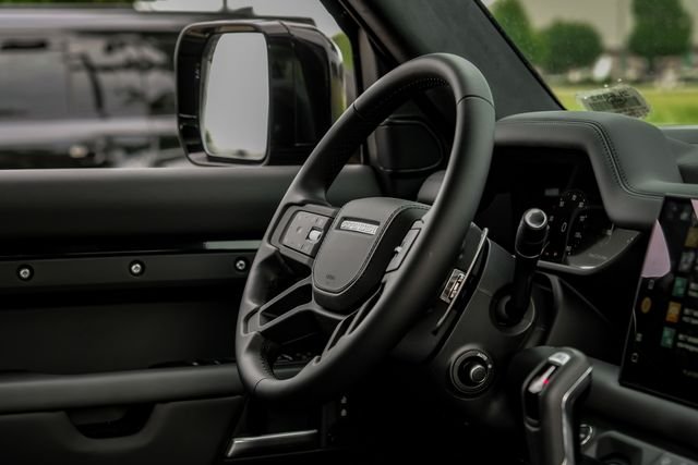 2025 Land Rover Defender V8 - Photo 18