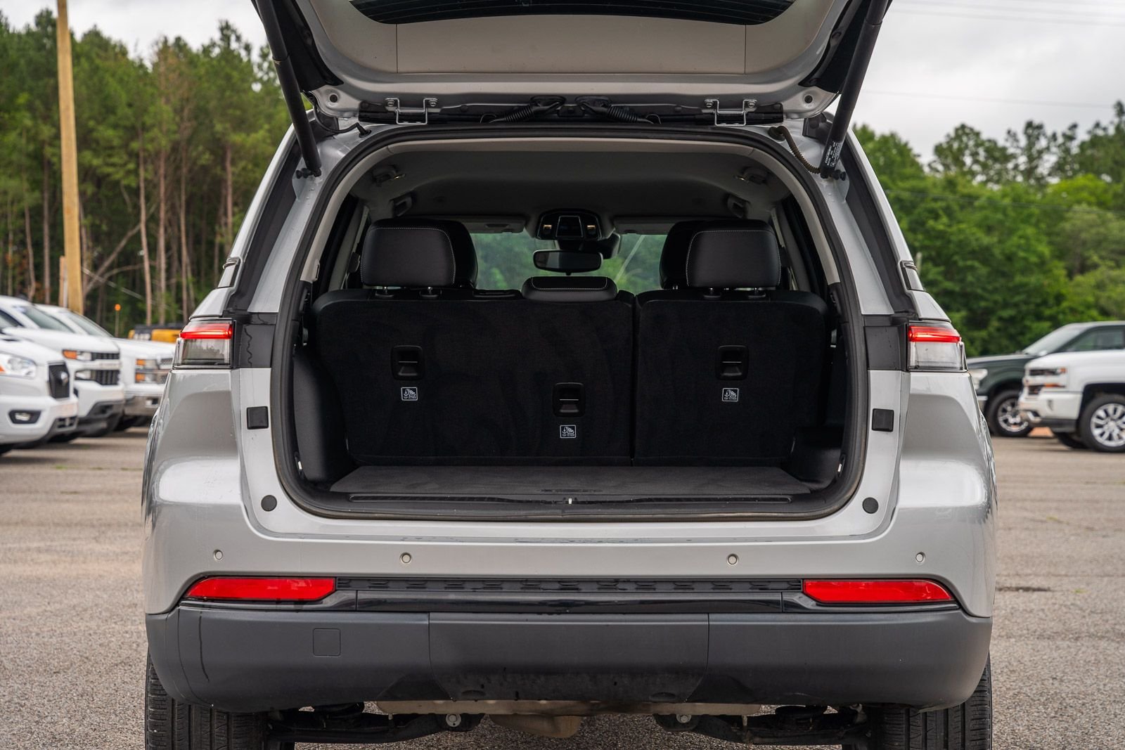 Used 2023 Silver Jeep Limited image 17