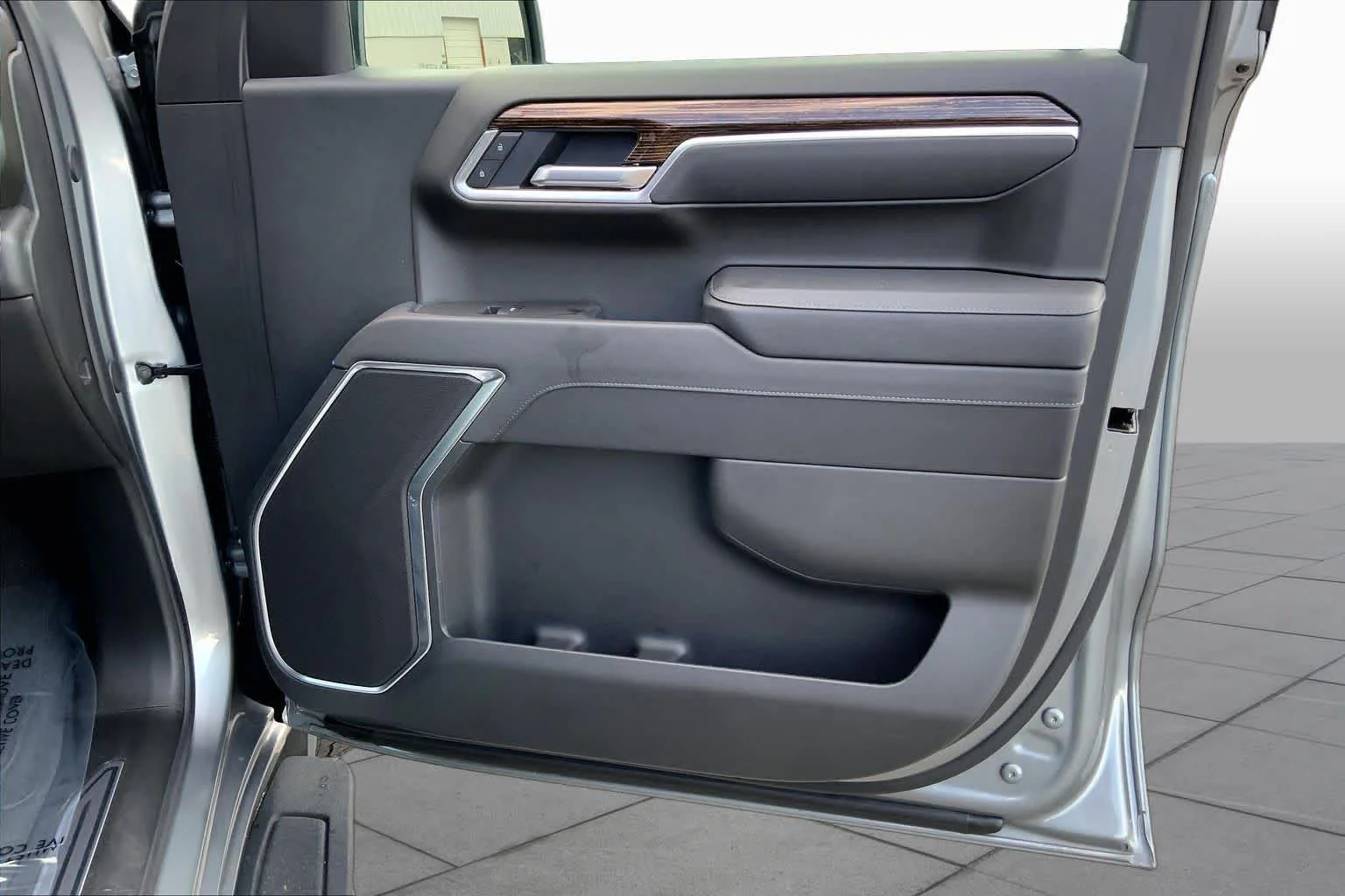 Used 2025 Sterling Metallic GMC Elevation image 20