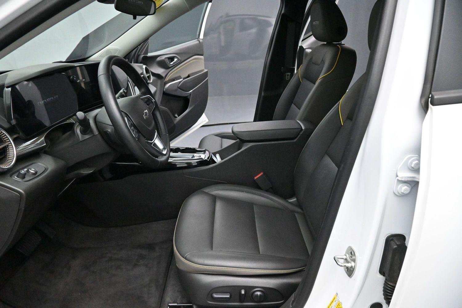 Used 2025 Summit White Chevrolet ACTIV image 13