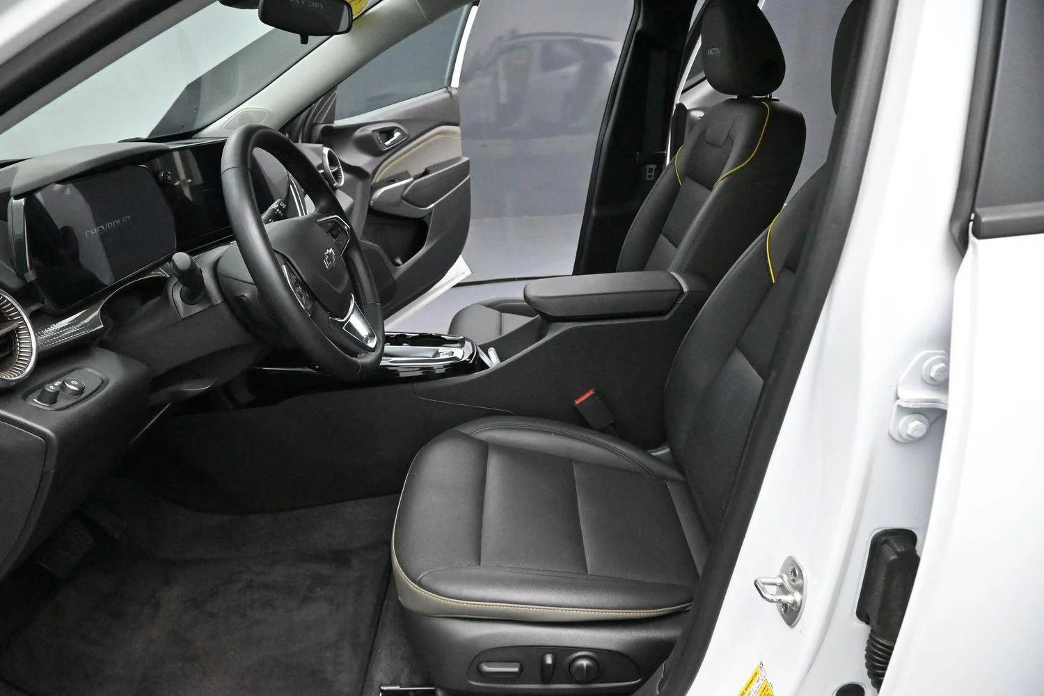 Used 2025 Summit White Chevrolet ACTIV image 13