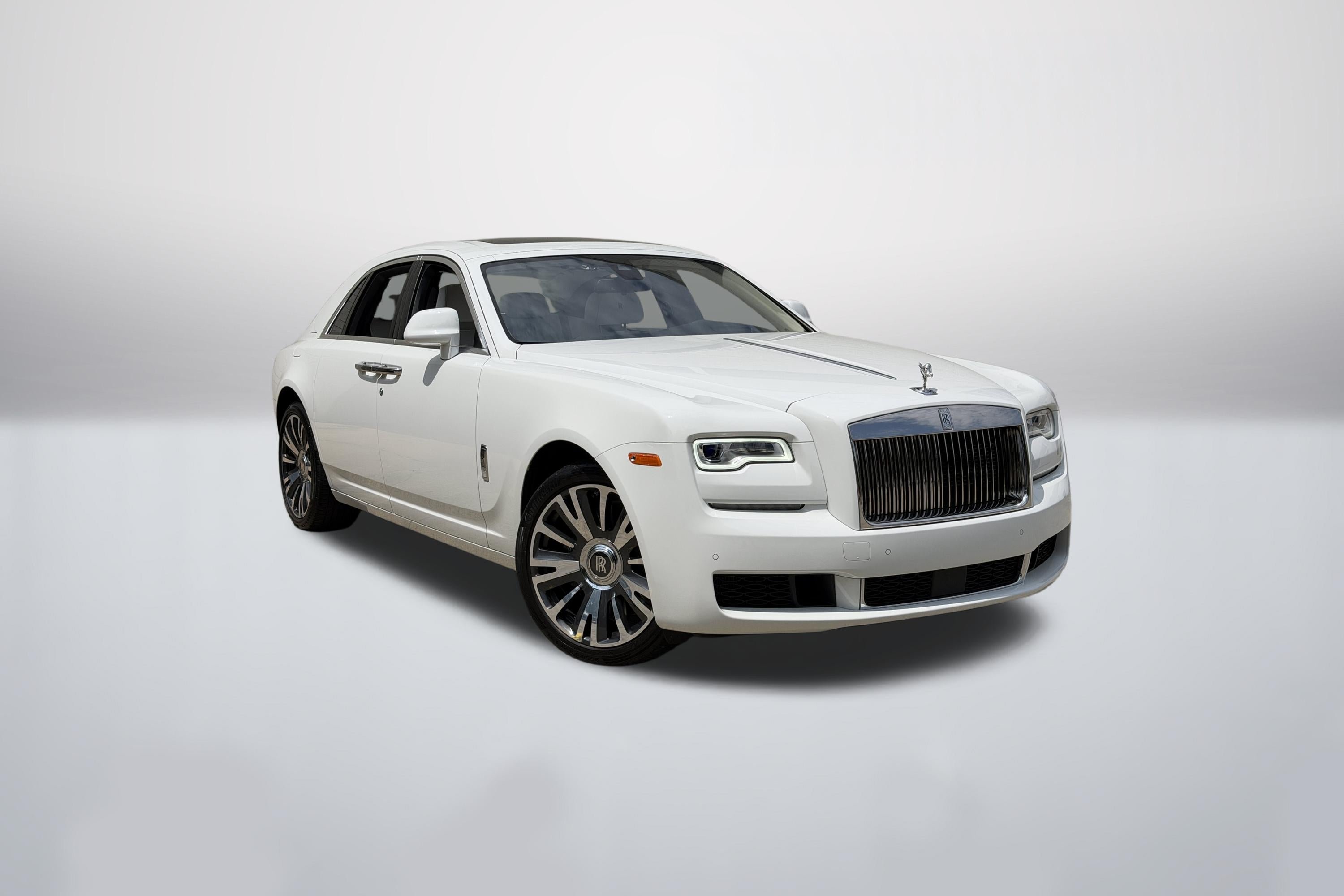 Used 2018 English White Rolls-Royce Base image 1