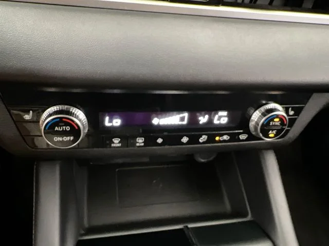 Used 2024 Silver Mitsubishi SE image 25