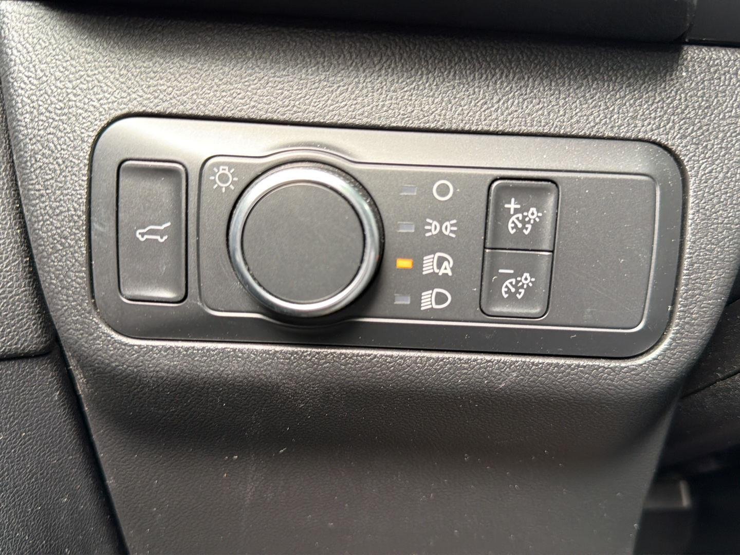Used 2022 Iced Blue Silver Ford SE image 19