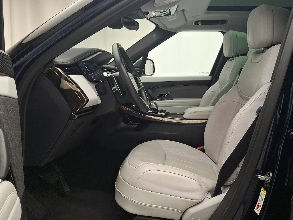 Used 2023  Land Rover SE image 14