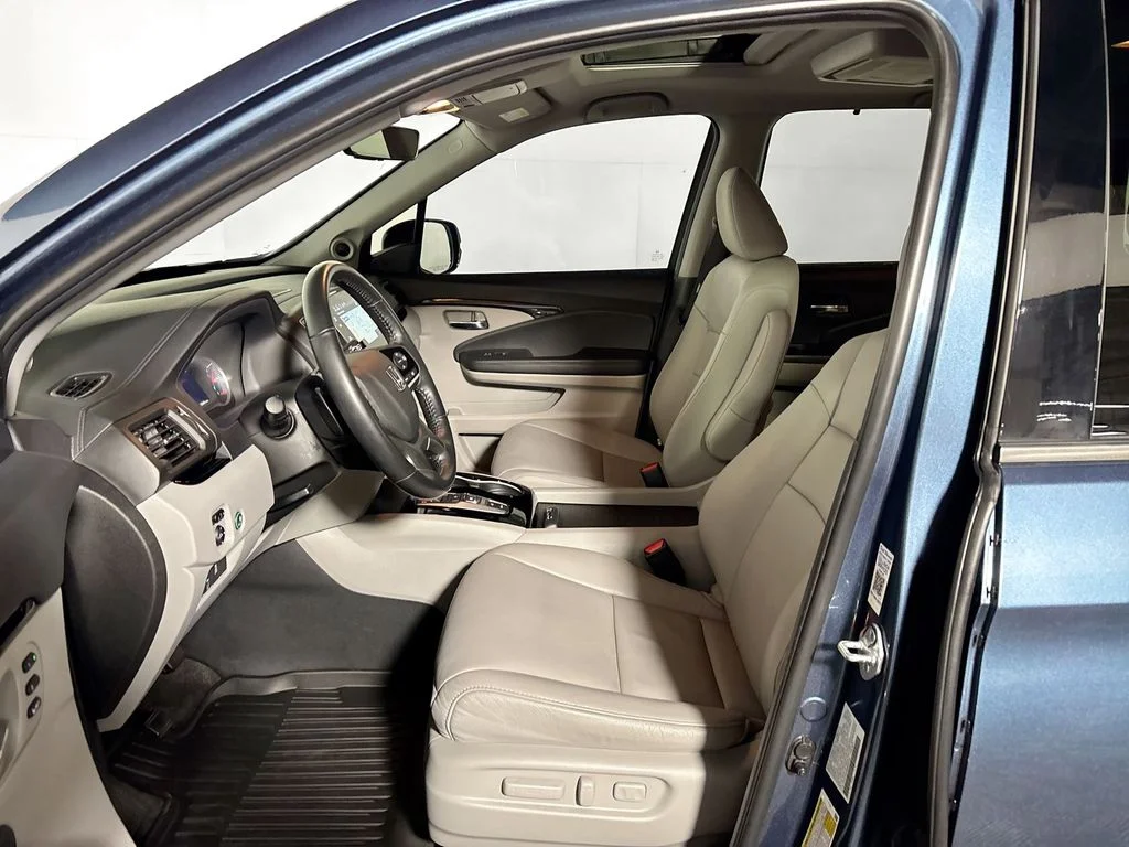 Used 2021  Honda Touring image 11