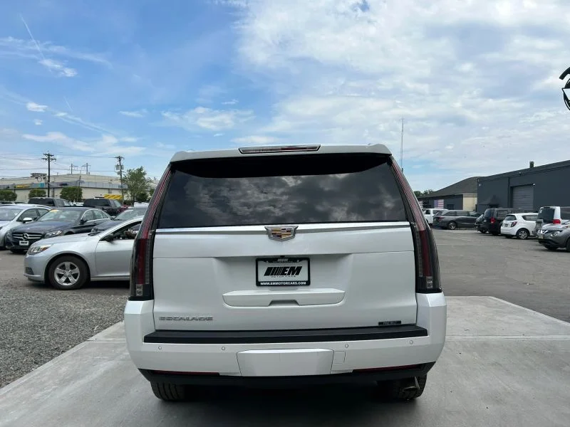 Used 2019 White Cadillac Sport Utility 4D image 11