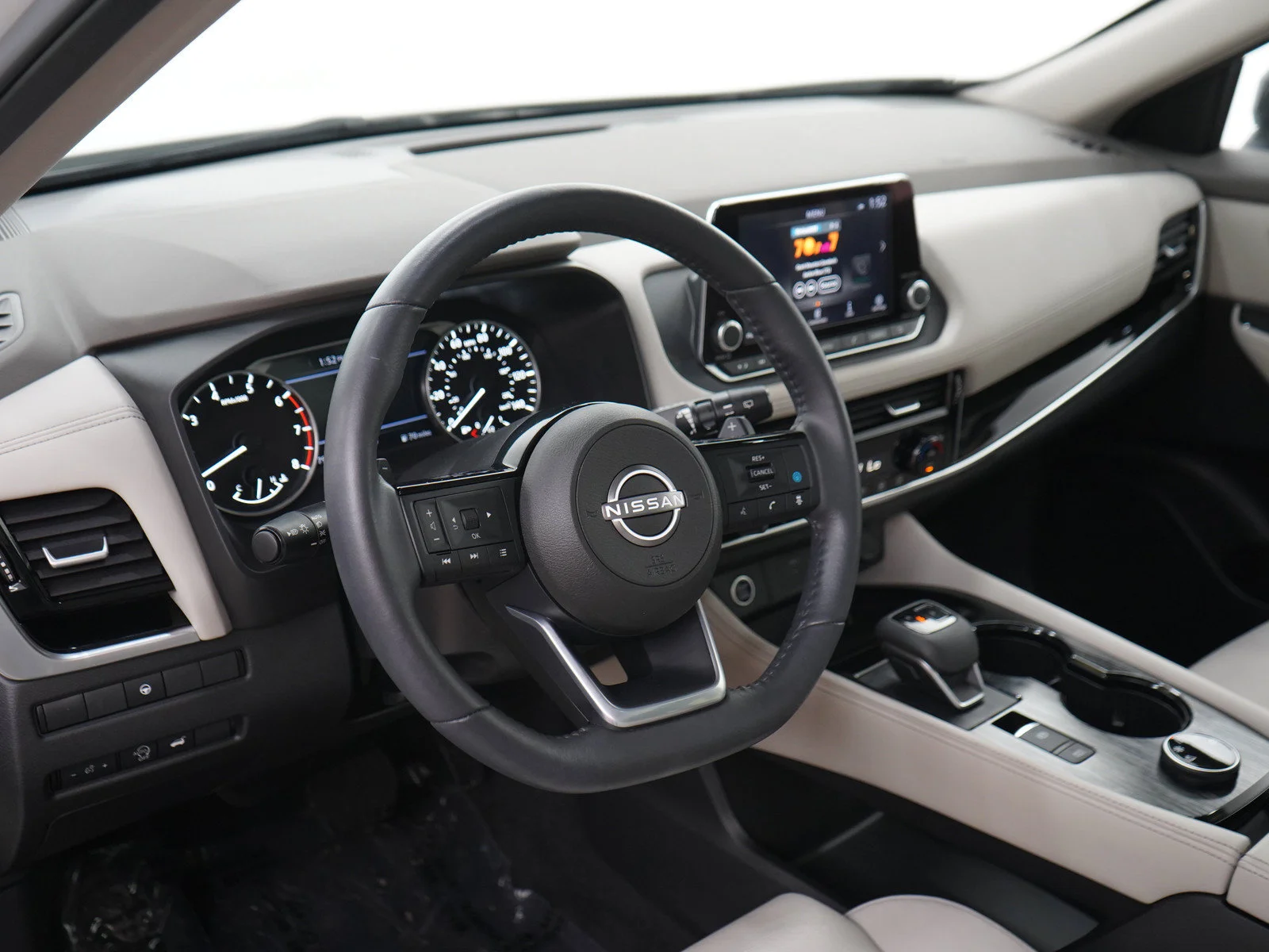 Used 2023 Pearl White Tricoat/Super Black Nissan SL image 21
