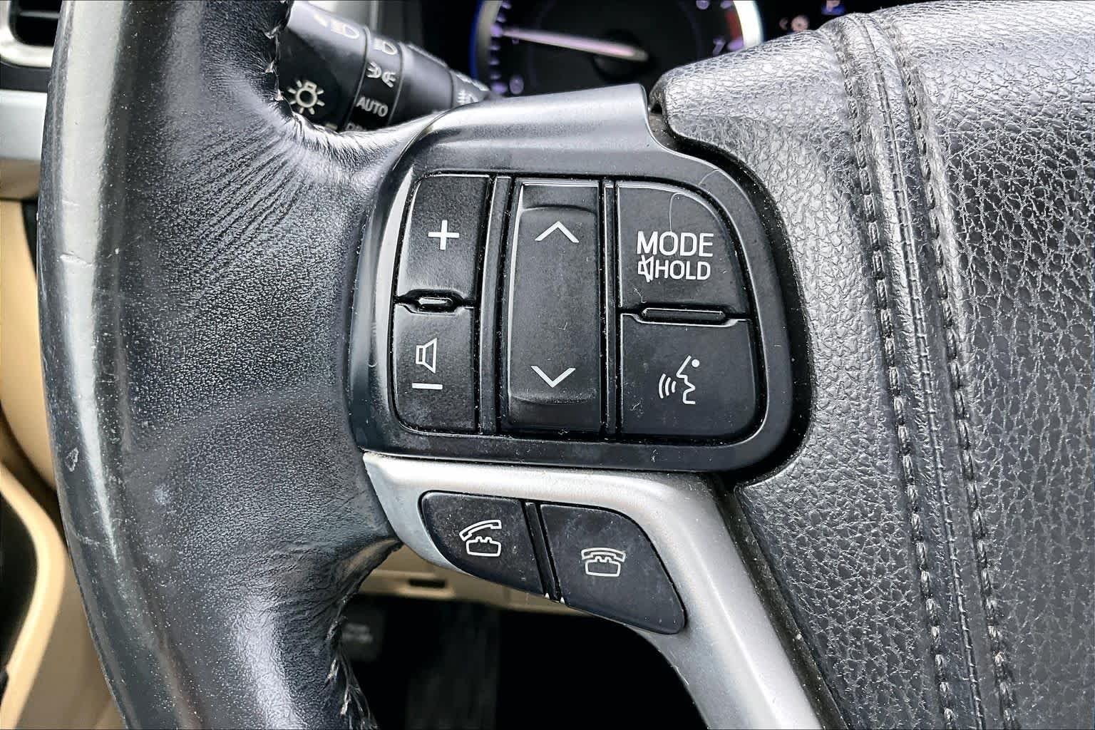 Used 2014 Blizzard Pearl Toyota XLE image 22