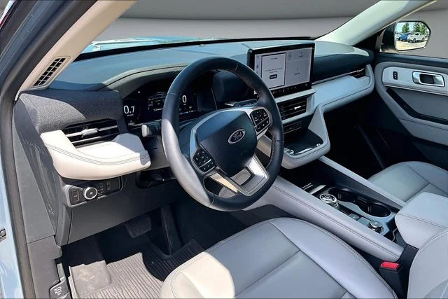 Used 2025 Vapor Blue Ford Active image 7