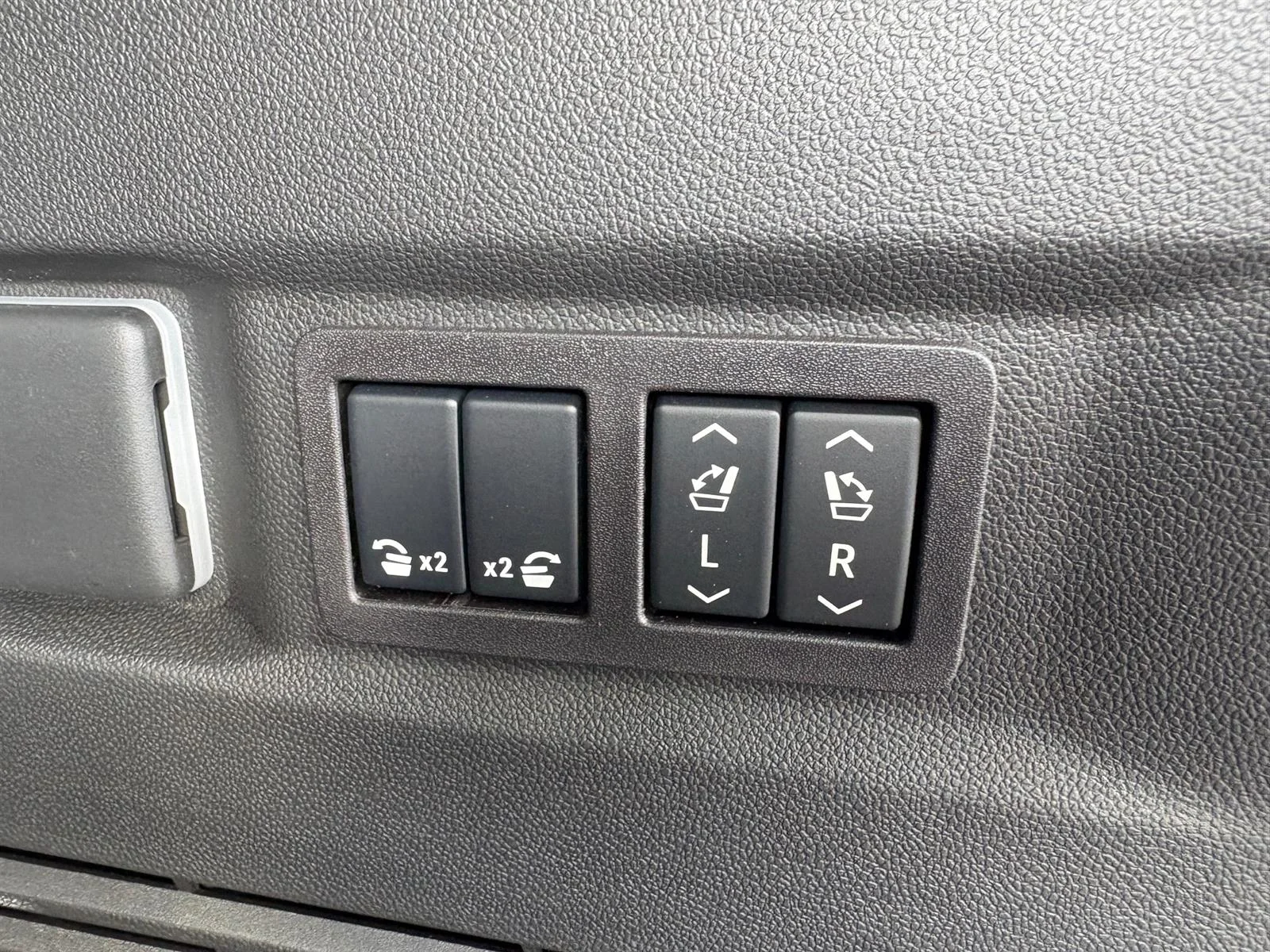 2026 GMC Yukon Denali Ultimate - Photo 38