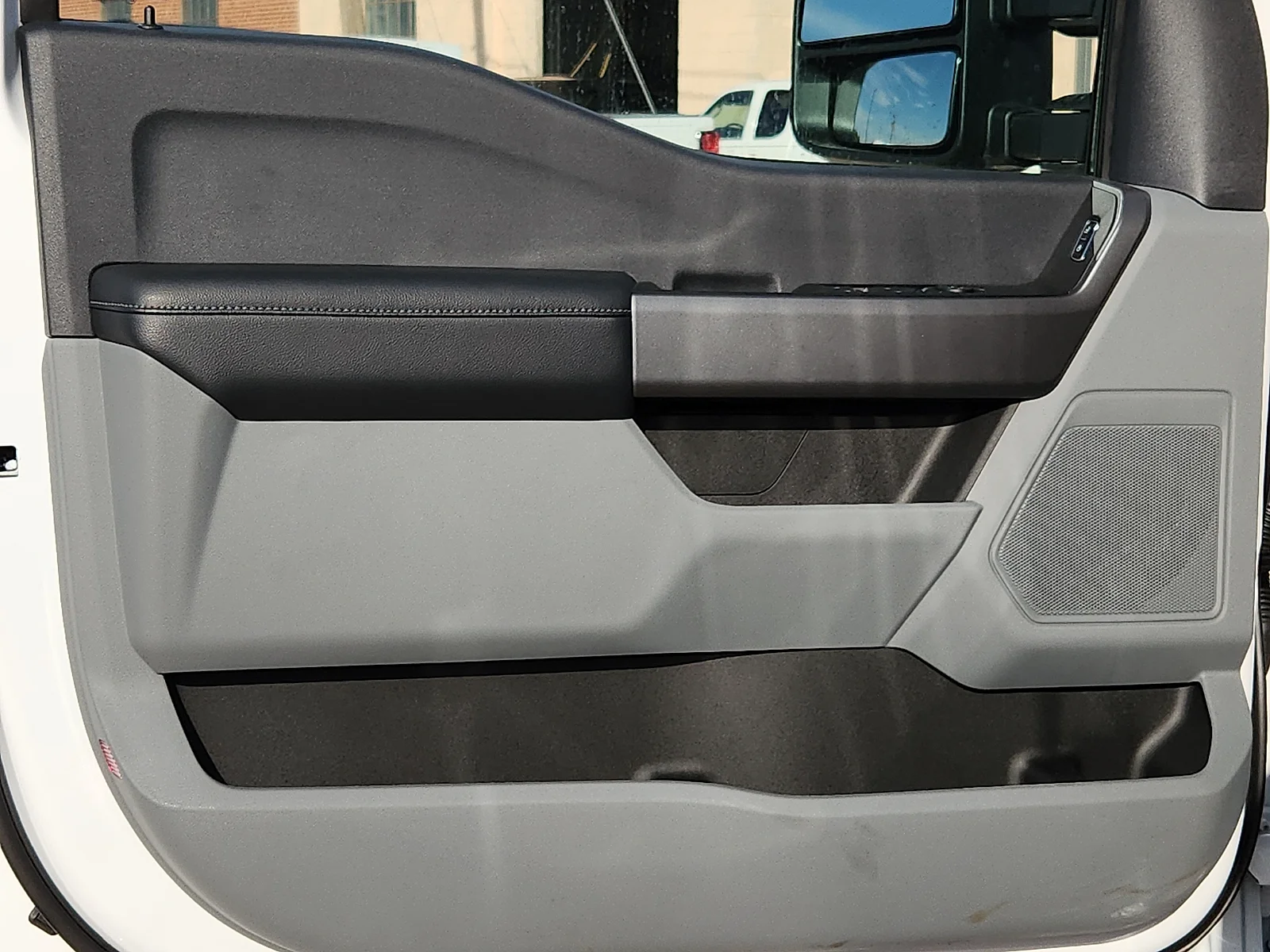 New 2027 Oxford White Ford XLT image 14