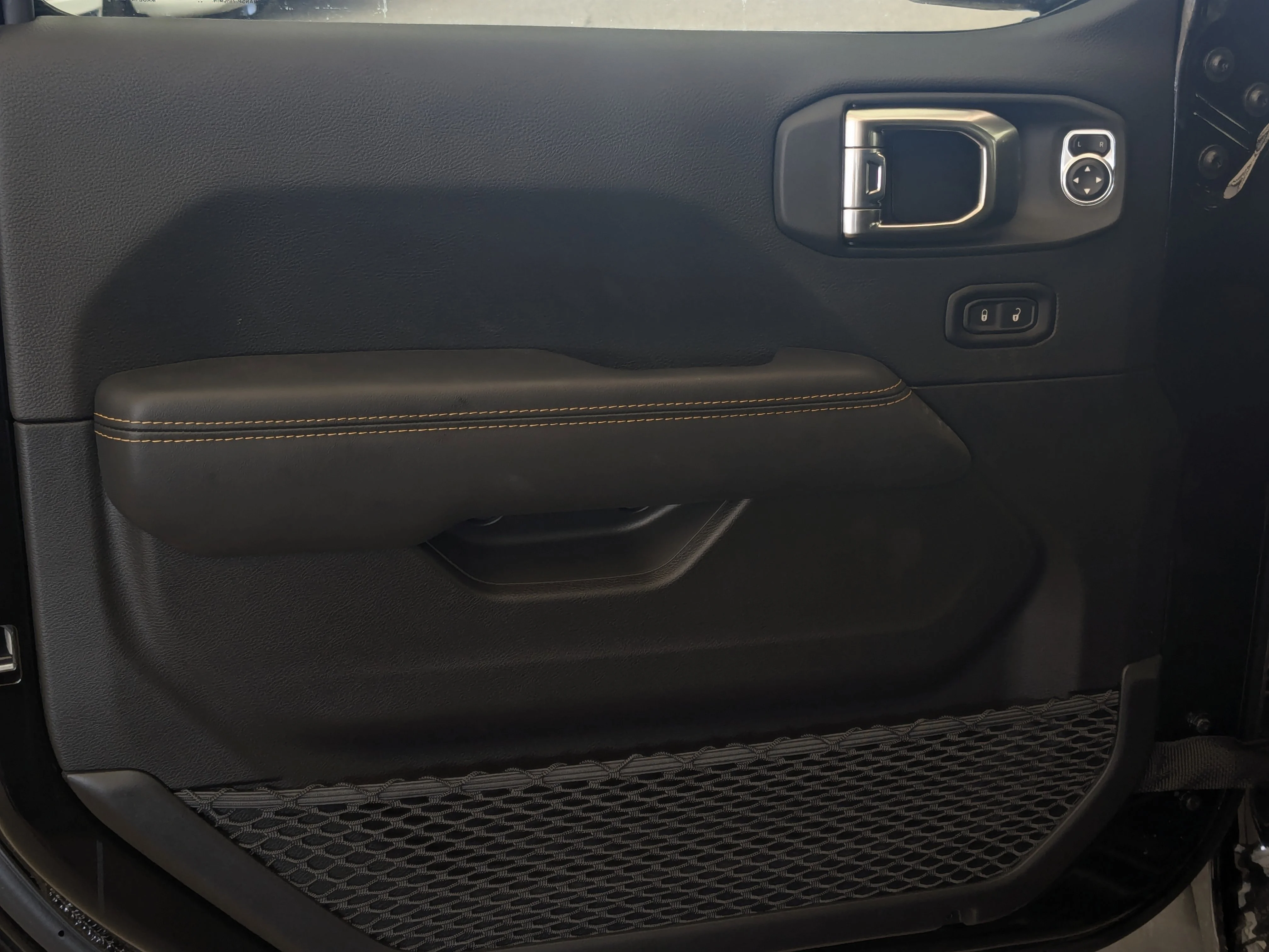 New 2026 Black Jeep Sahara - - McKinley Leather Seats - Body?Colour Hardtop - Side Steps - 3.6L Pentastar V6 & More image 12