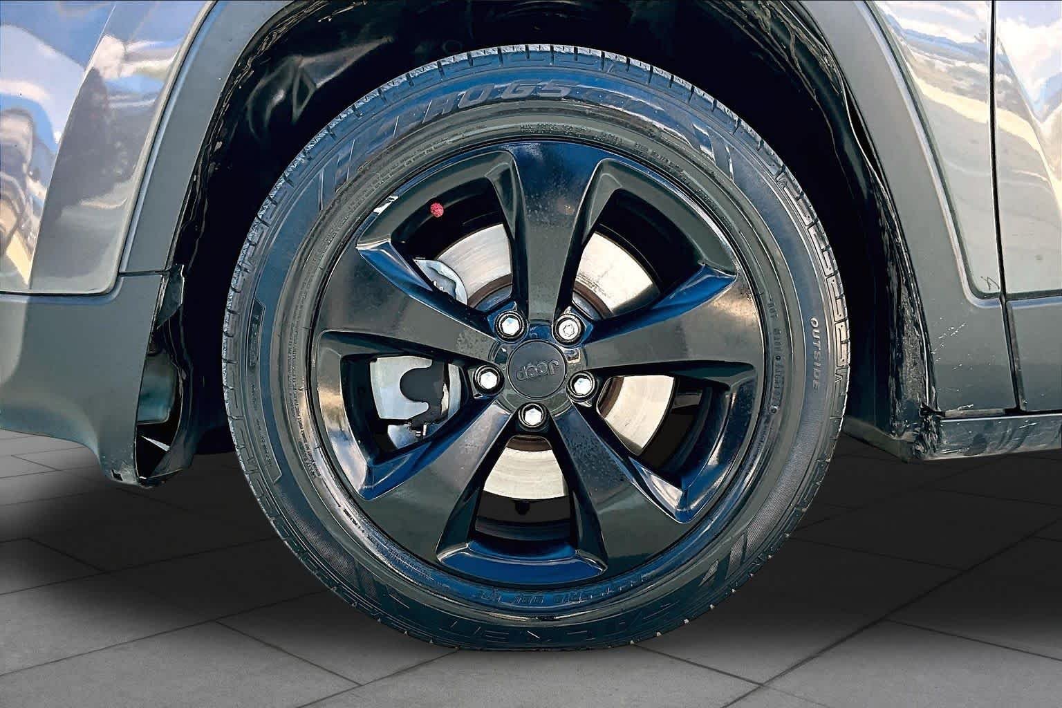 Used 2017 Granite Crystal Metallic Clearcoat Jeep Altitude image 10