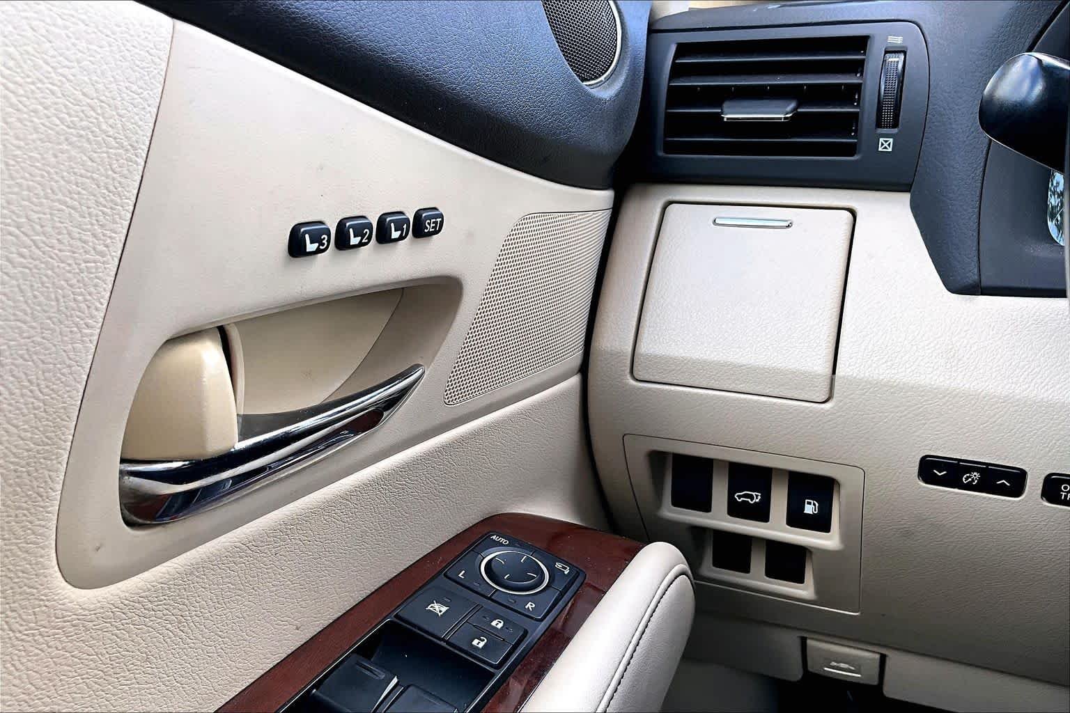 Used 2013 Starfire Pearl Lexus  image 35