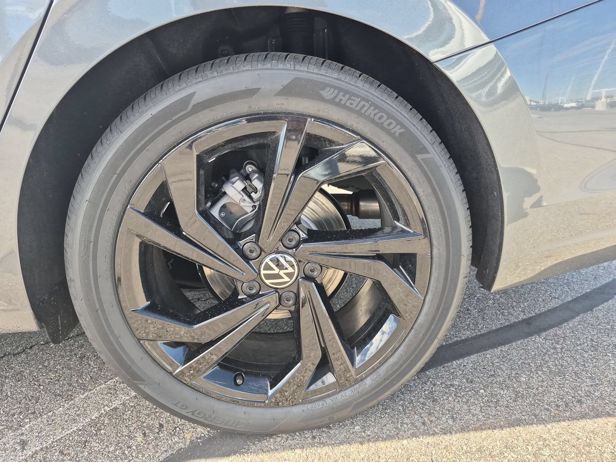 New 2027 Platinum Gray Metallic Volkswagen SE image 16