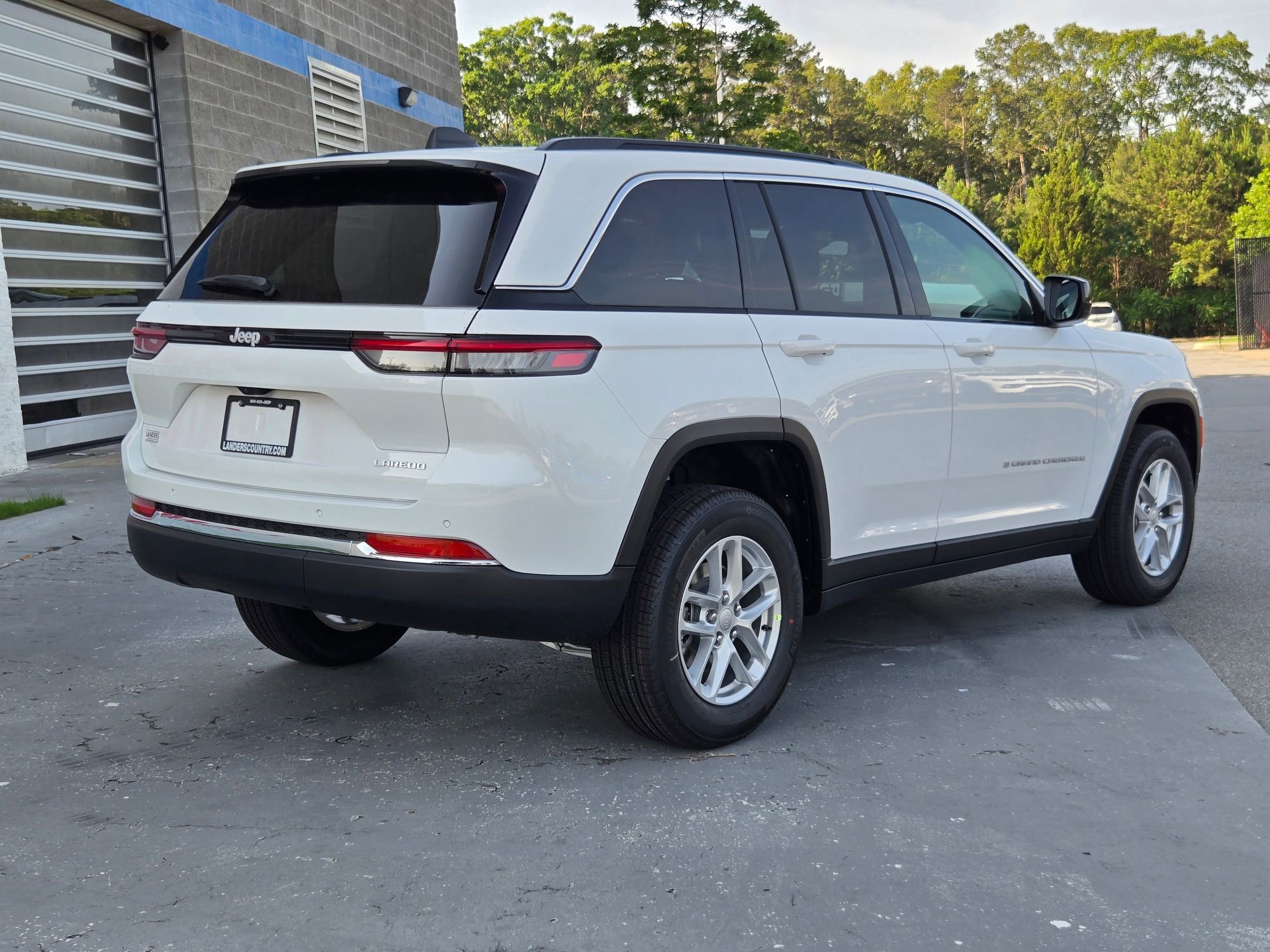 New 2026 Bright White Clear-Coat Exterior Paint Jeep Laredo image 7