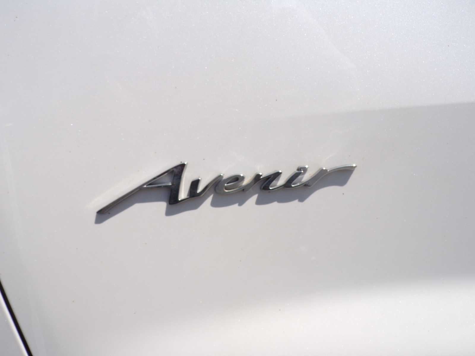 Used 2025 White Frost Tricoat Buick Avenir image 29