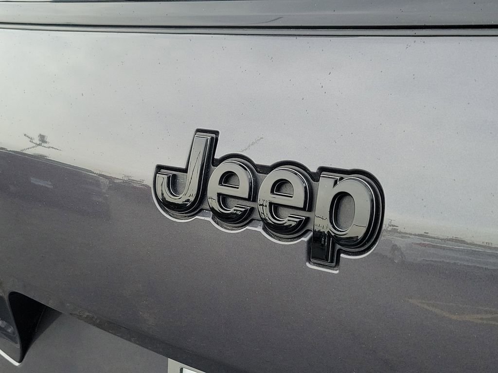 Certified Used 2025 Metallic Jeep Altitude X image 5