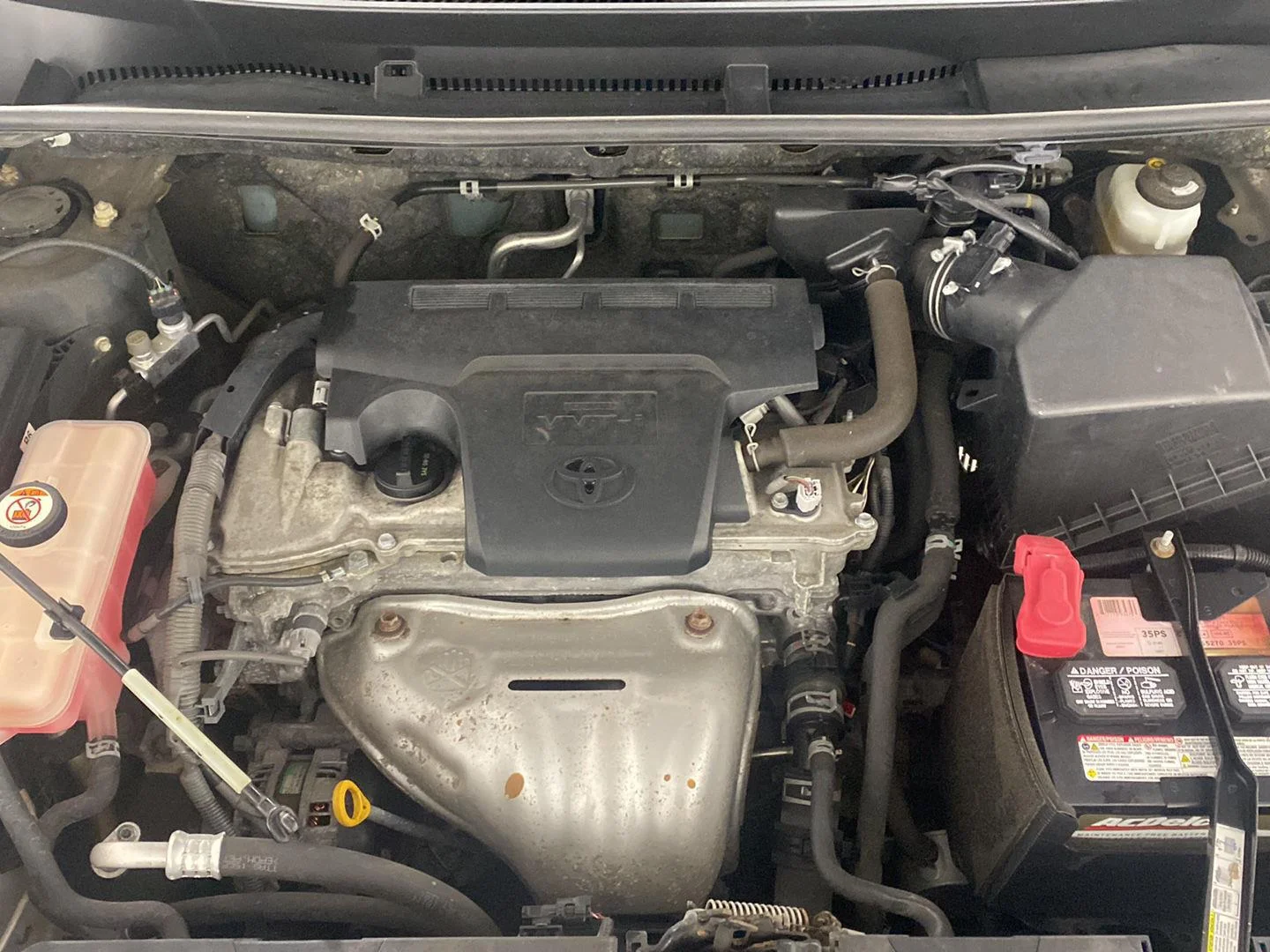 Used 2018 Galactic Aqua Mica Toyota XLE image 9