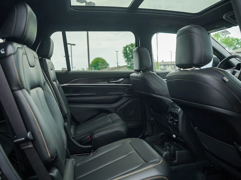 New 2026 Diamond Black Crystal Pearlcoat Jeep  image 13