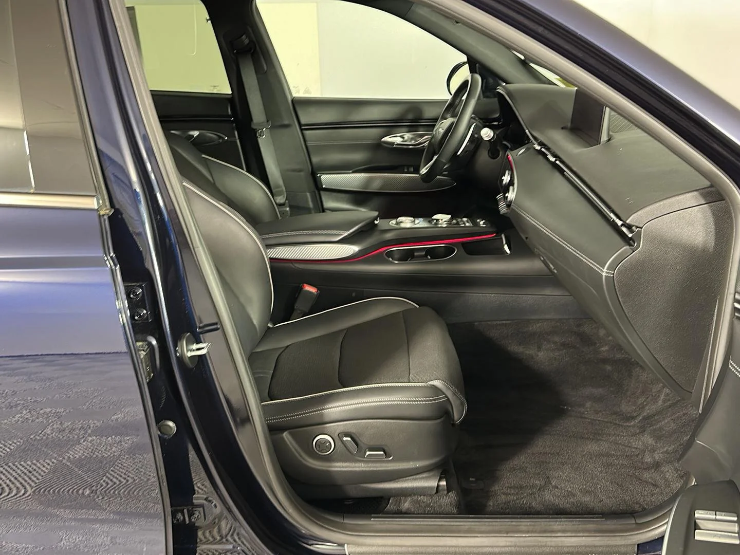 Used 2025 Capri Blue Genesis 3.5T Sport image 30