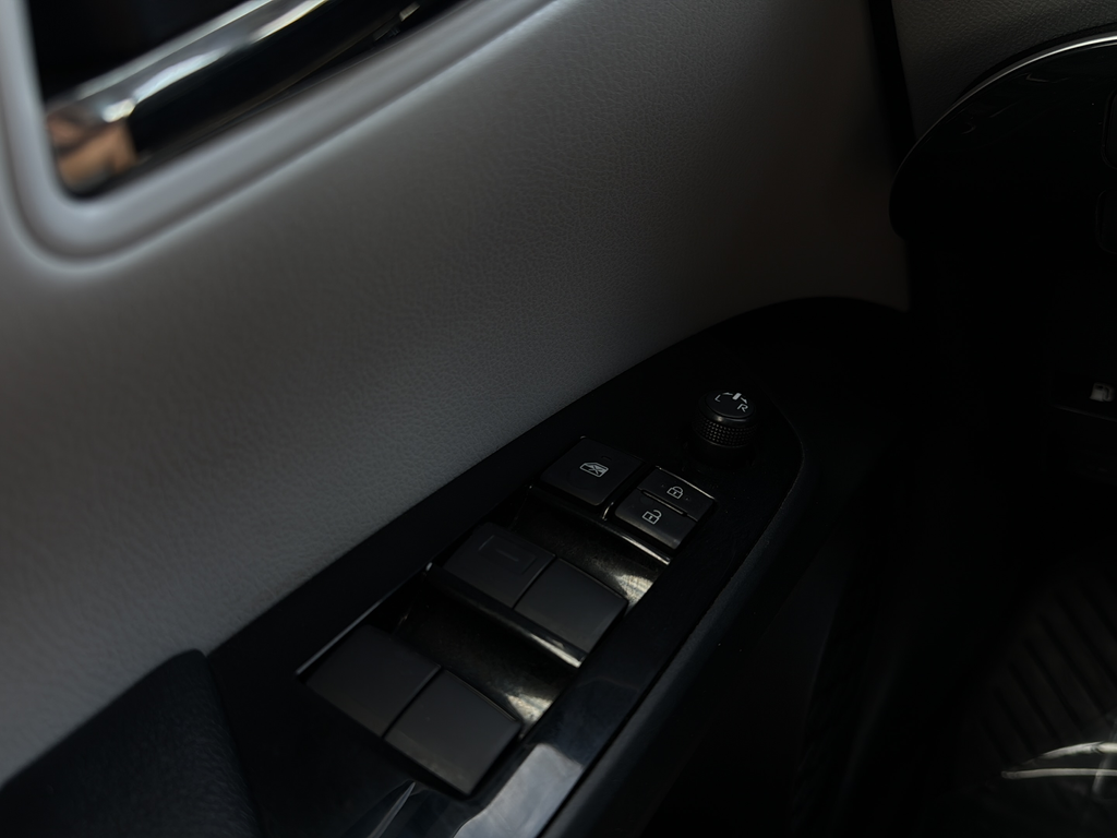Used 2022 Pearl Toyota LE image 11