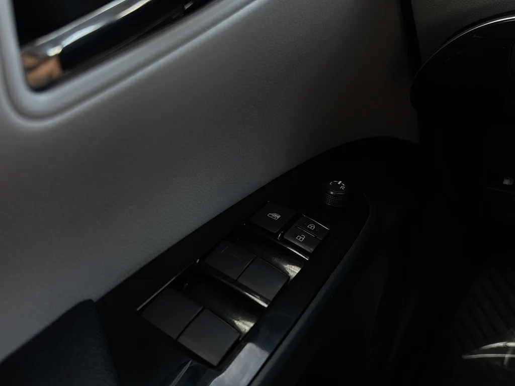 Used 2022 Pearl Toyota LE image 11