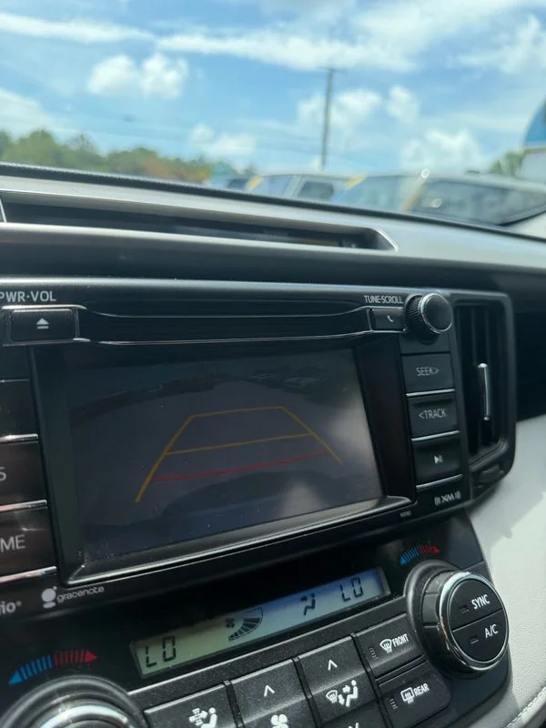 Used 2016  Toyota XLE image 6