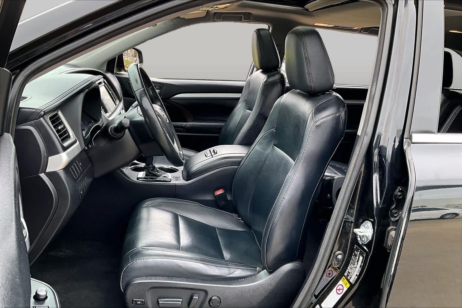 Used 2015 Attitude Black Metallic Toyota XLE image 8