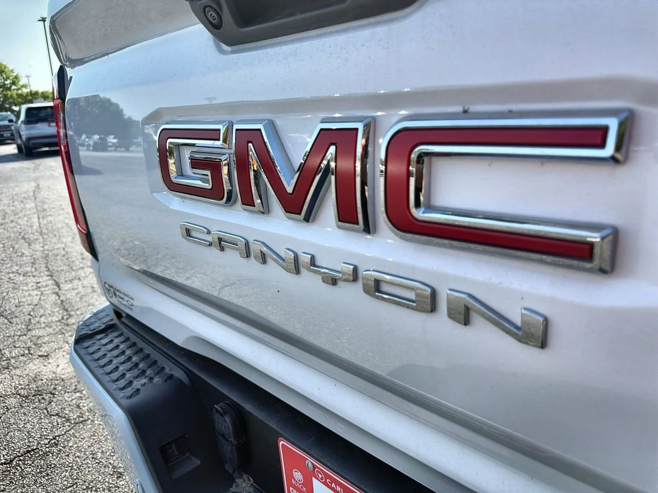Used 2025 Summit White GMC Elevation image 27