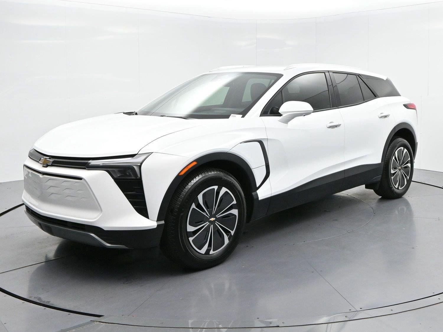 Used 2024 Summit White Chevrolet LT image 3