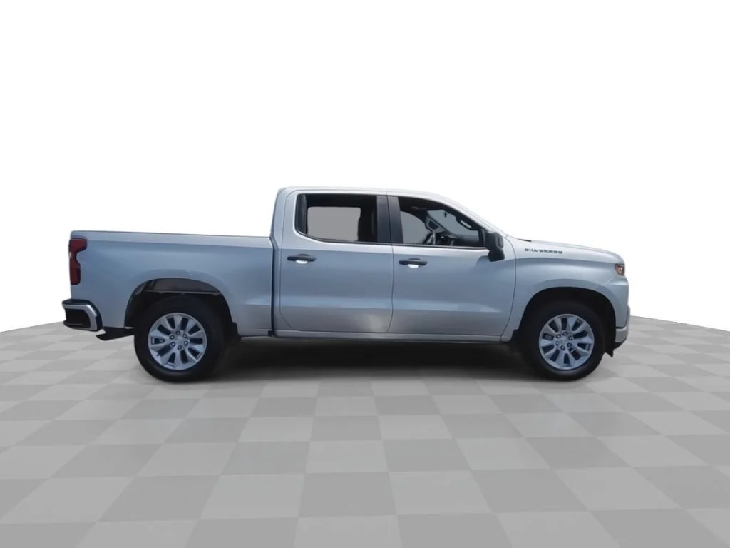 Used 2022 SILVER ICE METALLIC Chevrolet Custom image 9