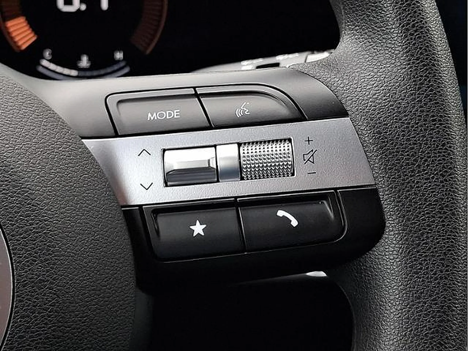 Used 2025 Shimmering Silver Hyundai SEL image 19