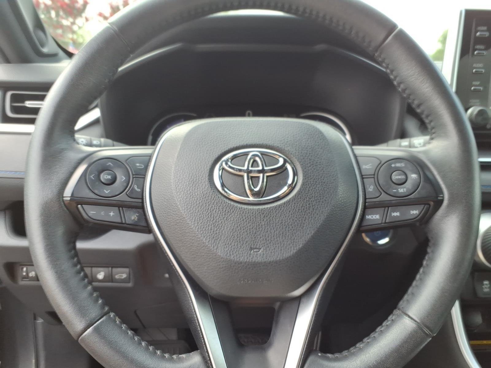Used 2020 Magnetic Gray Metallic w/Midnight Black Roof Toyota Hybrid XSE image 28