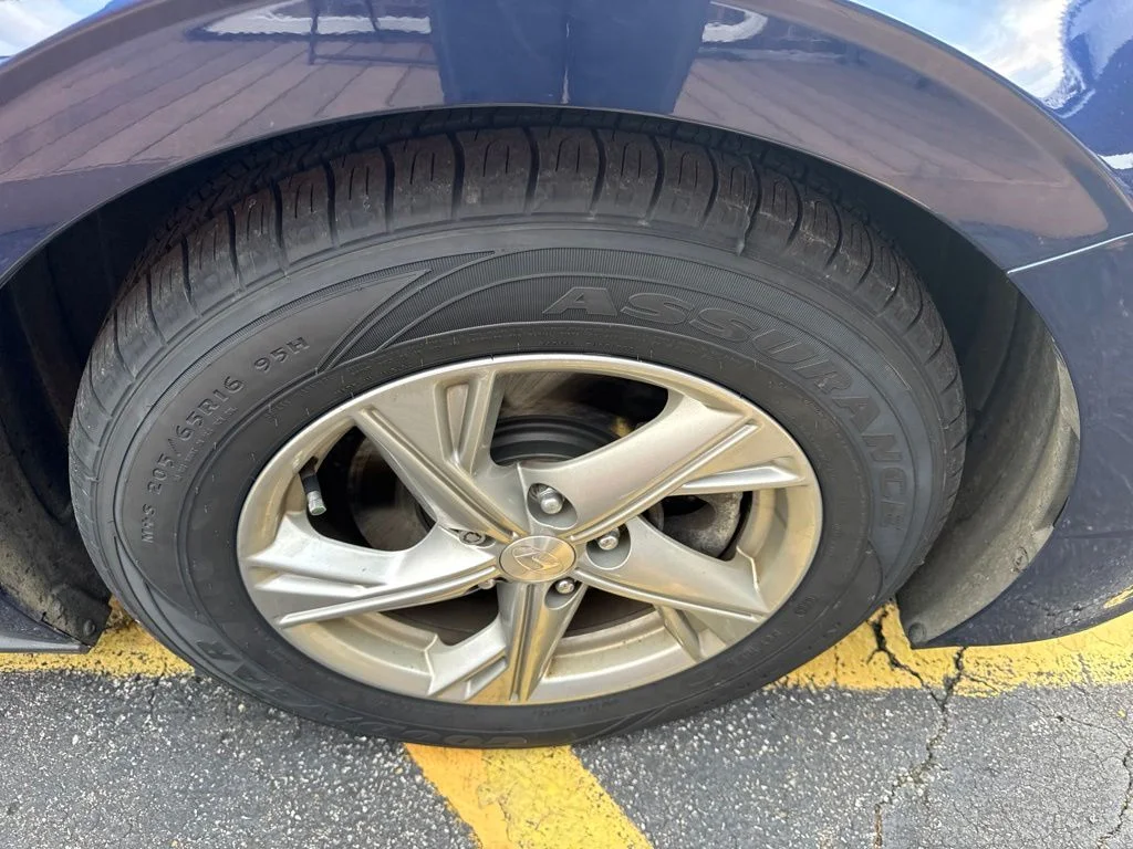 Used 2020 Blue Hyundai SE image 9