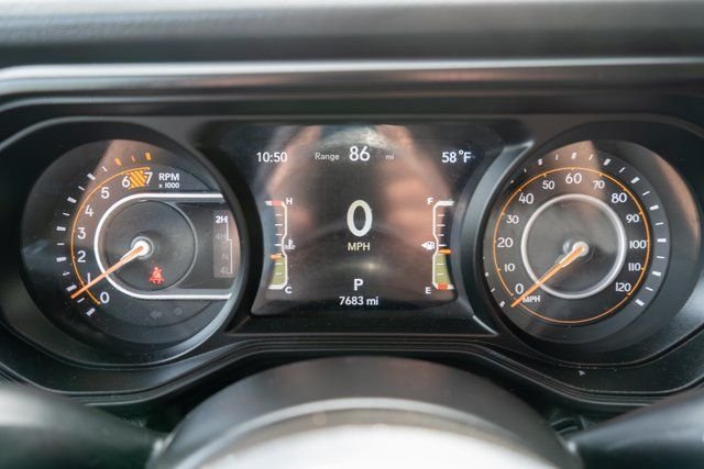 Used 2025  Jeep Sahara image 19