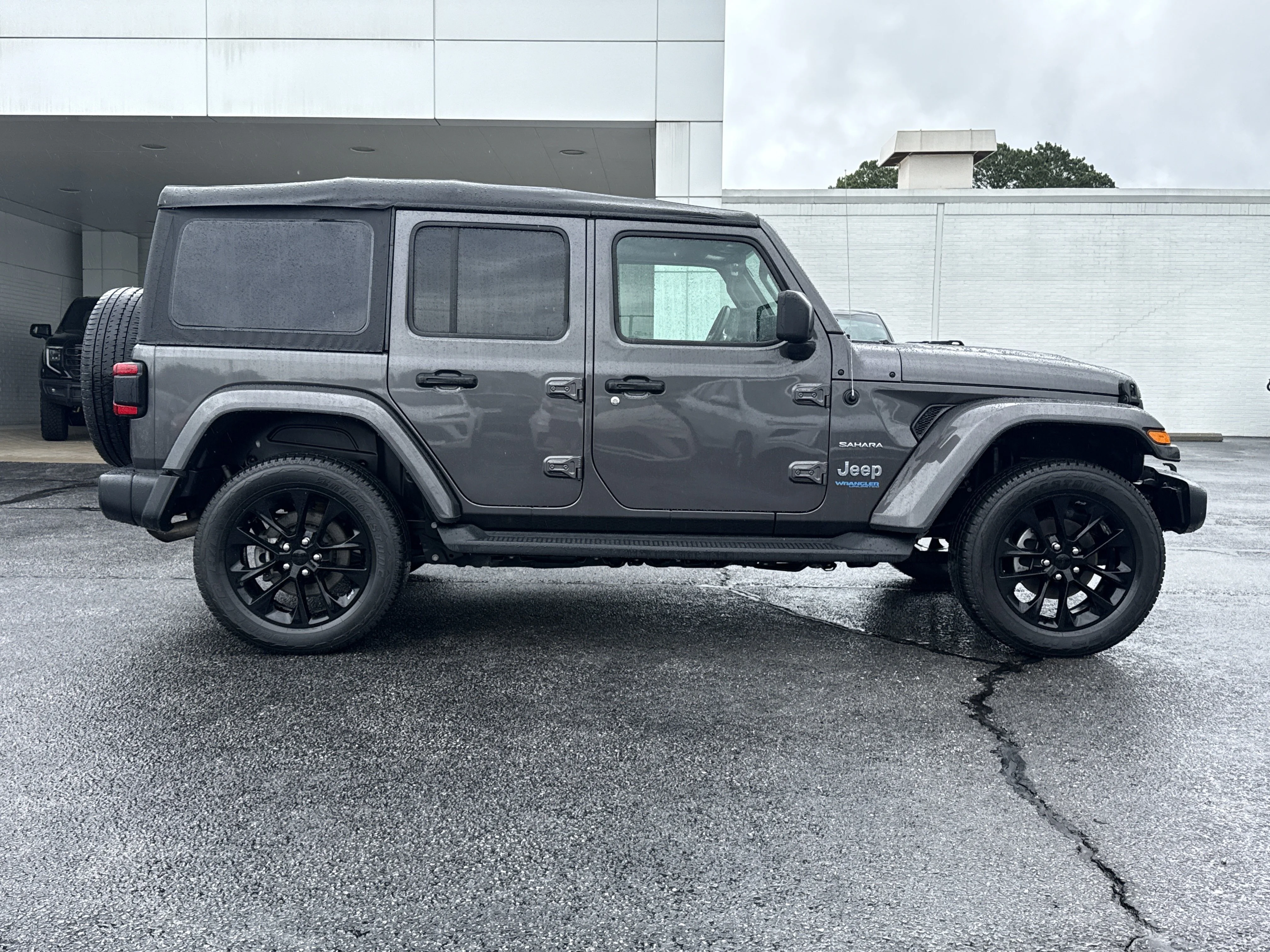 Used 2021 Granite Crystal Metallic Clearcoat Jeep Unlimited Sahara 4WD image 2