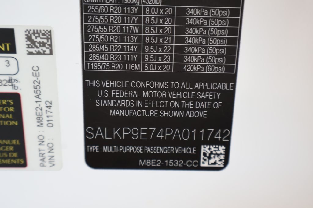 Used 2023 White Land Rover SE image 27